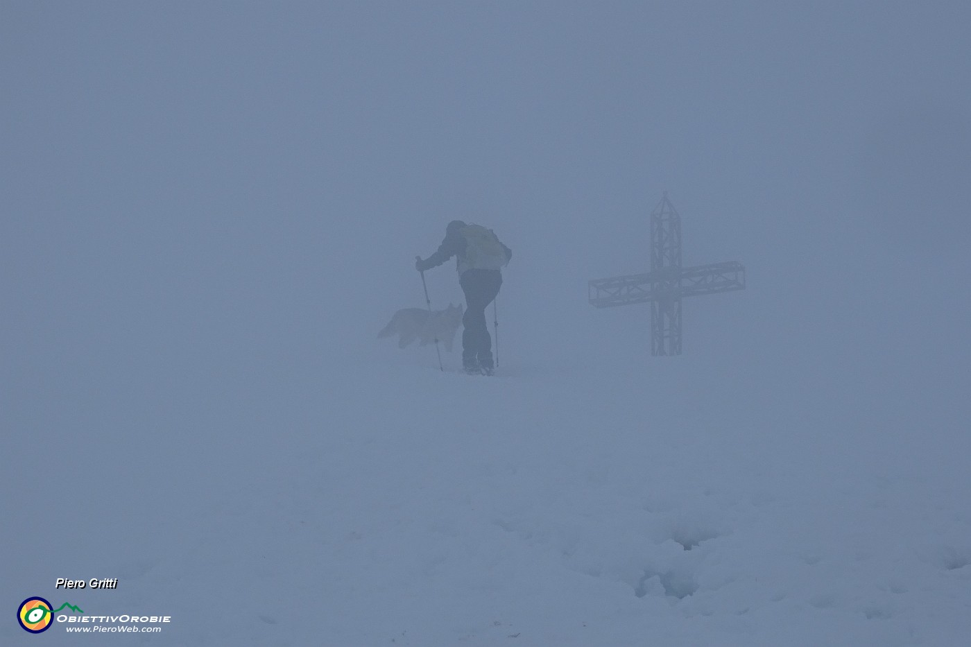 44 Raggiungiamo la croce di vetta nel fitto della nebbia !.JPG